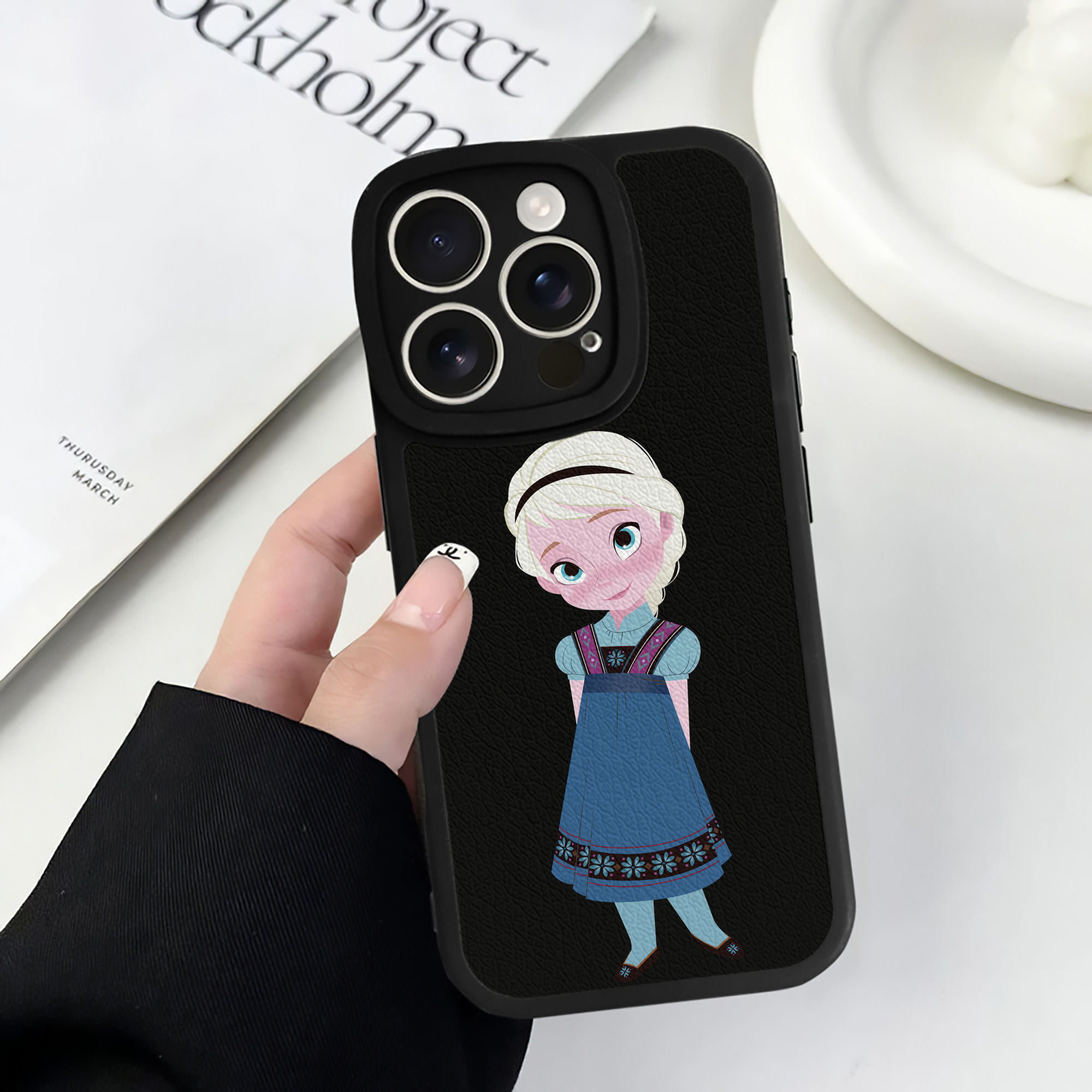 （画像用） アナと雪の女王 アンナ エルサ Frozen Anna Elsa 【iPhone 16シリーズ対応】シリコンスマホケース（レザー調） 材質：シリコン